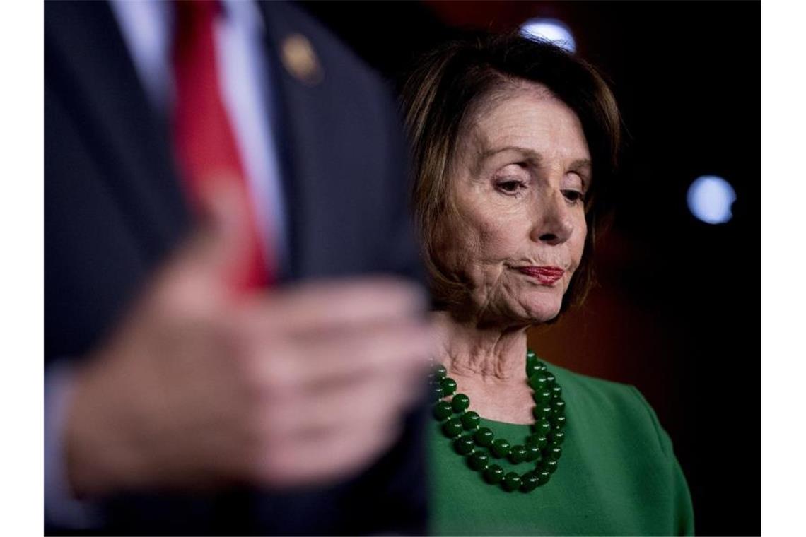 Trump über Nancy Pelosi: „Sie ist eine sehr kranke Person!“ Die Sprecherin des US-Repräsentantenhauses, Nancy Pelosi, wird von US-Präsident Trump beleidigt. Foto: Andrew Harnik/AP/dpa