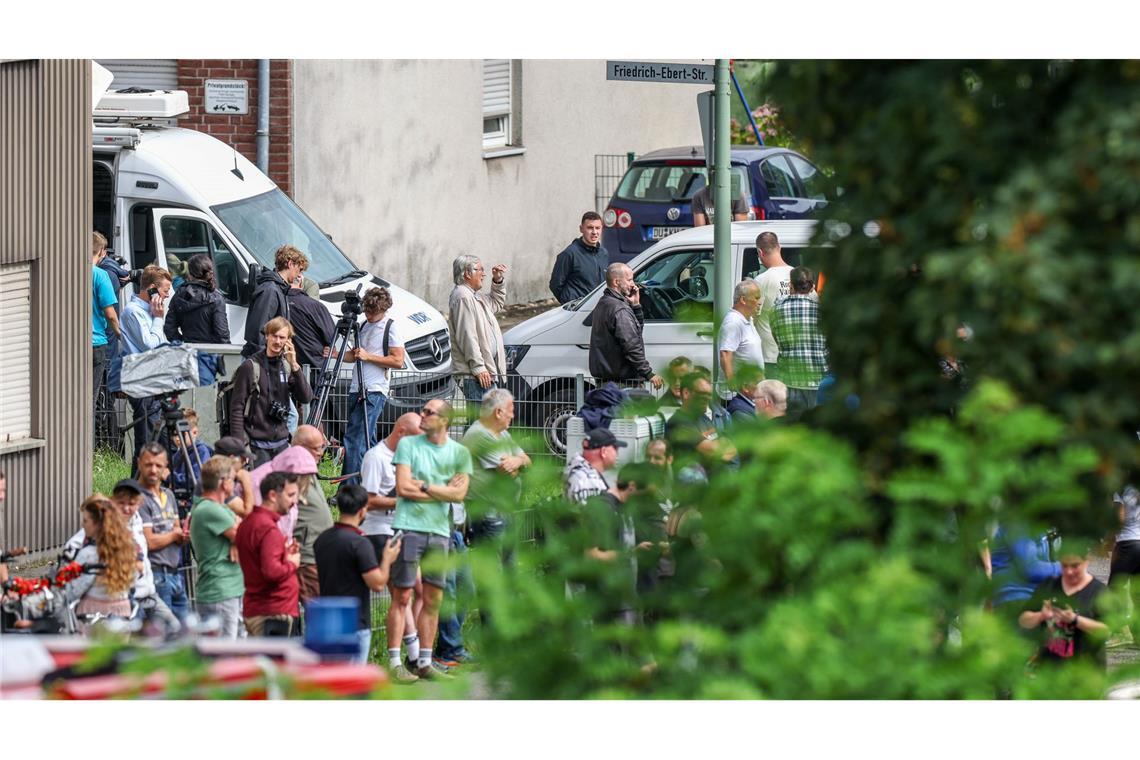 Duisburg sprengt weiteren "Weißen Riesen" Die Sprengung lockte nicht nur Anwohner, sondern auch andere Schaulustige.