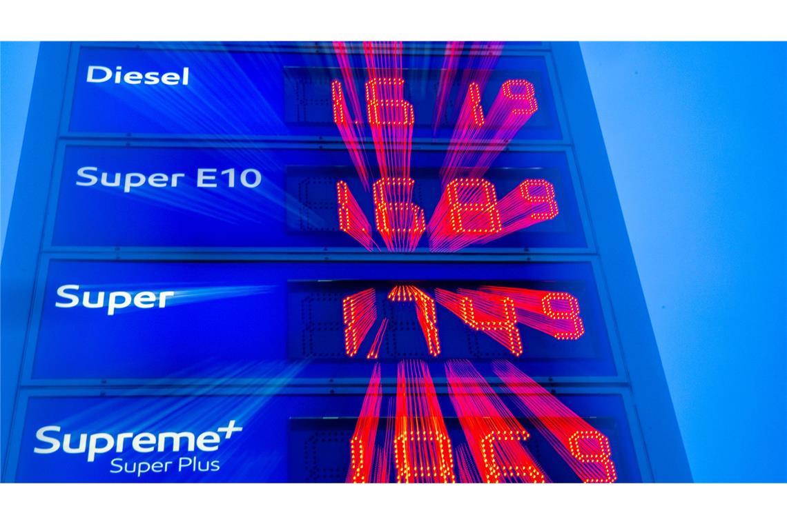 Die Spritpreise ändern sich an vielen Tankstellen alle paar Stunden. Damit soll künftig Schluss sein.