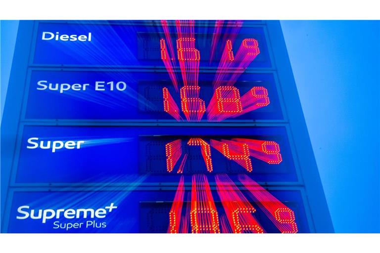 Die Spritpreise ändern sich an vielen Tankstellen alle paar Stunden. Damit soll künftig Schluss sein.