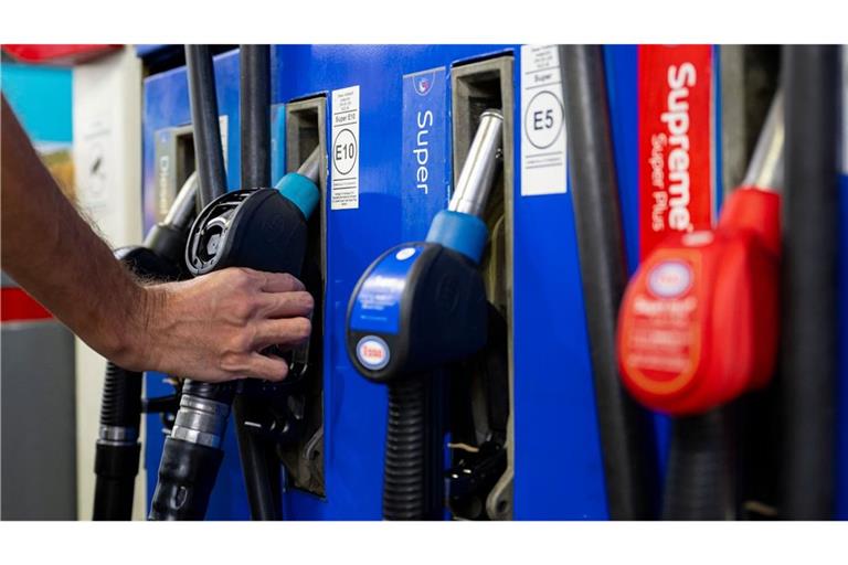 Die Spritpreise an der Tankstelle sind explodiert, die Bundesregierung will sie mit Tankrabatt und Spritpreisdeckel senken. Das stößt auf Kritik.