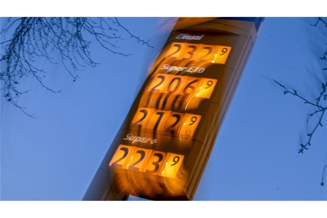 Die Spritpreise bleiben in Bewegung. (Symbolbild)