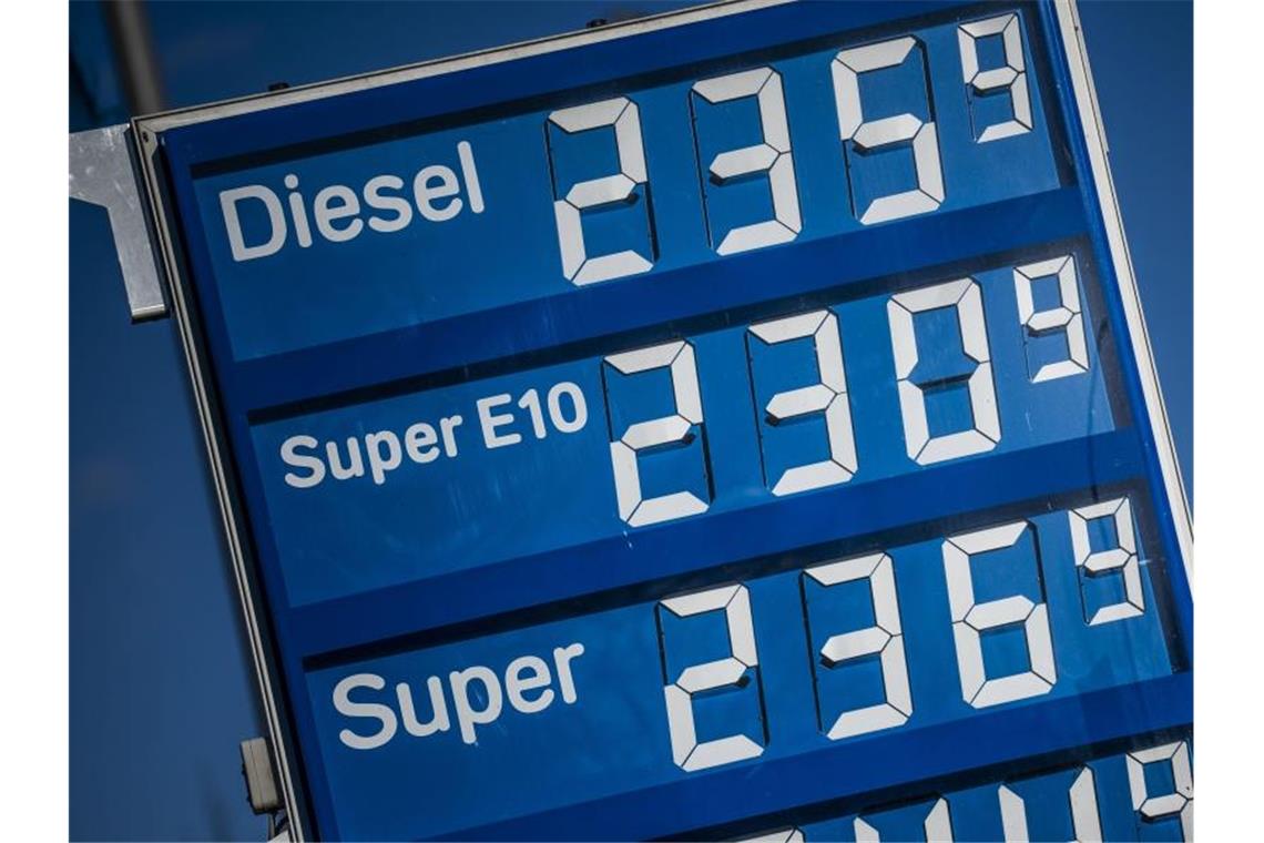 Spritpreis kennt kein Halten - was heißt das für Autofahrer? Die Spritpreise für Diesel und Benzin sind an einer Tankstelle angezeigt. Foto: Michael Kappeler/dpa