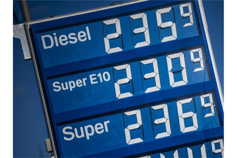 Die Spritpreise für Diesel und Benzin sind an einer Tankstelle angezeigt. Foto: Michael Kappeler/dpa