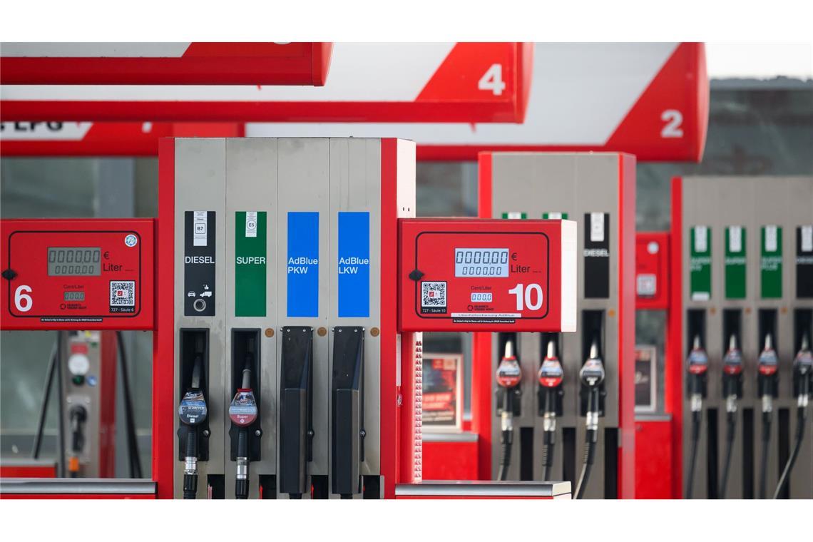 Die Spritpreise haben erneut kräftig angezogen. Insbesondere bei Diesel. (Archivbild)