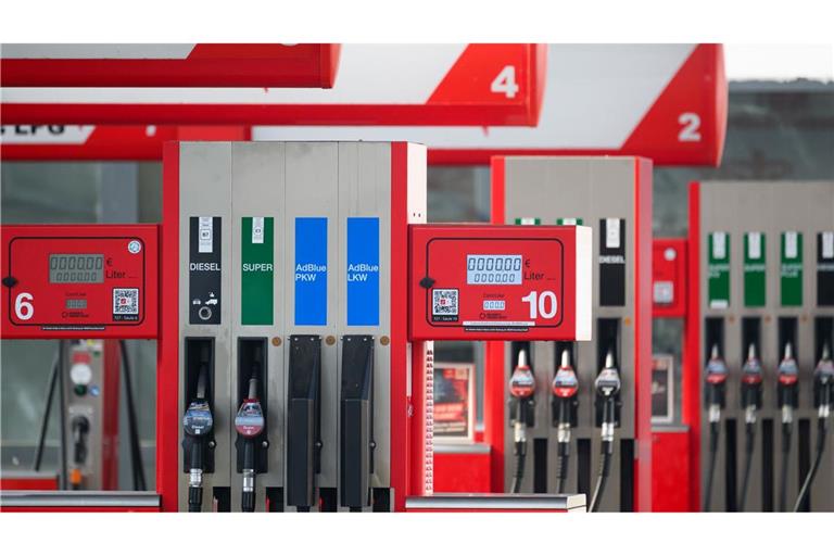 Die Spritpreise haben erneut kräftig angezogen. Insbesondere bei Diesel. (Archivbild)