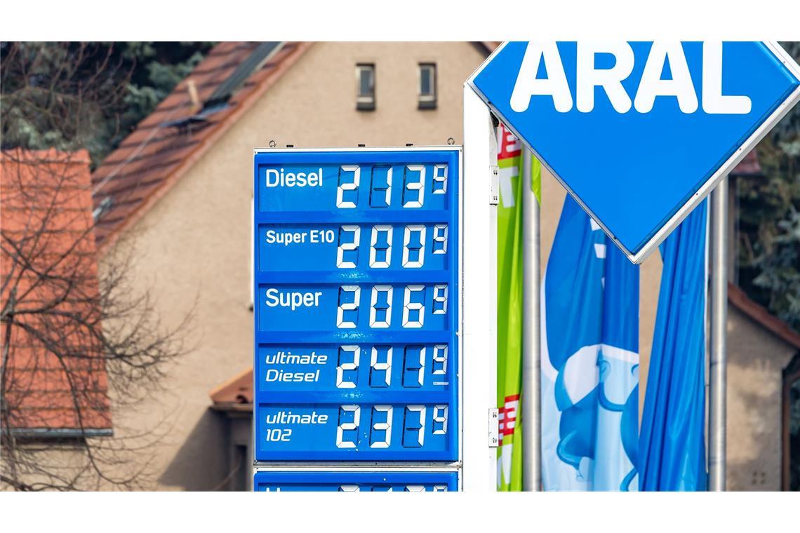 Die Spritpreise pendeln sich langsam auf einem sehr viel höherem Niveau als vor Kriegsbeginn ein. (Archivbild)