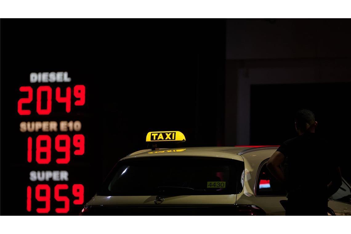 Die Spritpreise sind deutlich gefallen - teils weit unter 2 Euro.