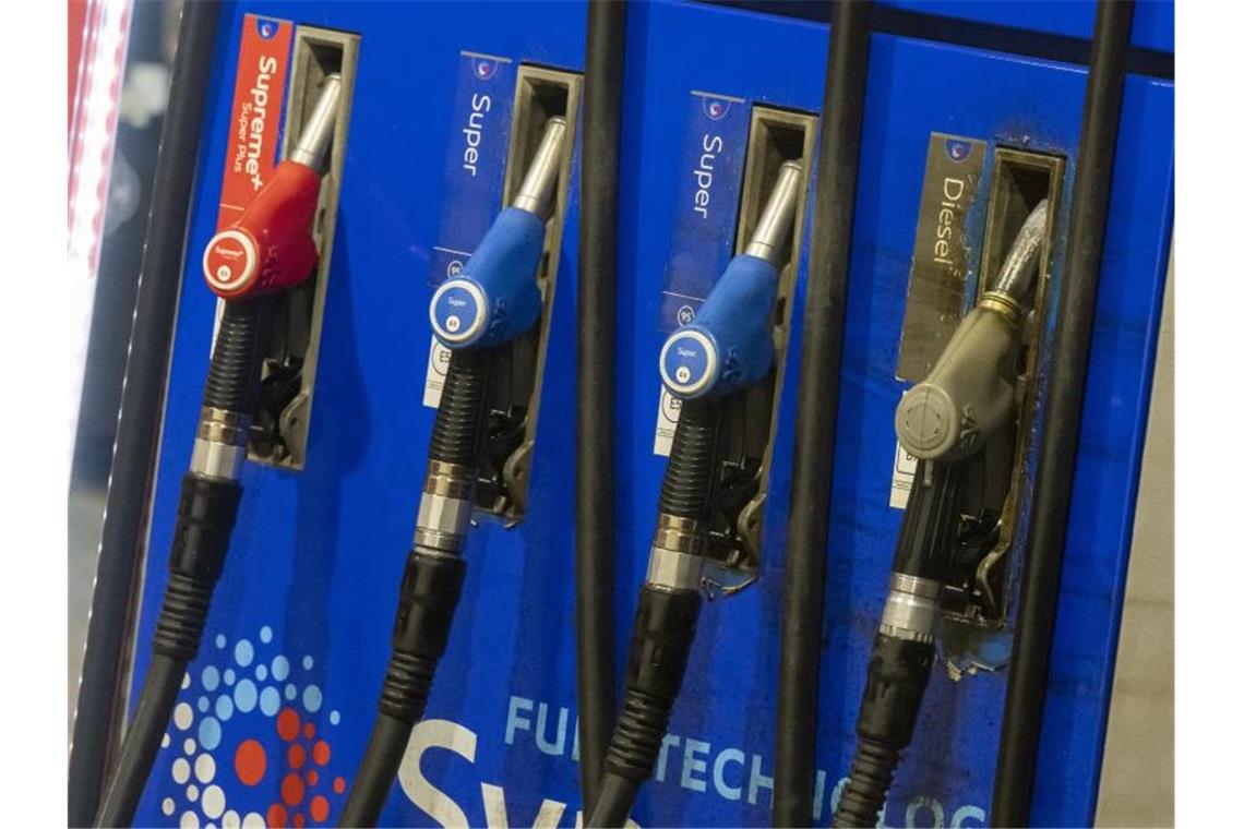 Spritpreise sinken weiter Die Spritpreise sinken weiter. Ein Liter Diesel kostete am Donnerstag aber immer noch durchschnittlich 2,211 Euro. Foto: Peter Kneffel/dpa