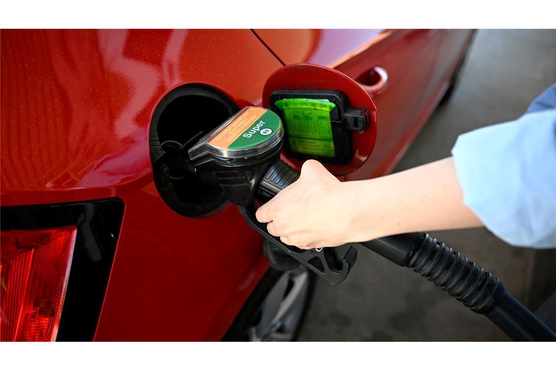 Die Spritpreise ziehen vor dem Inkrafttreten der erhofften Preisbremse etwas an. (Illustration)