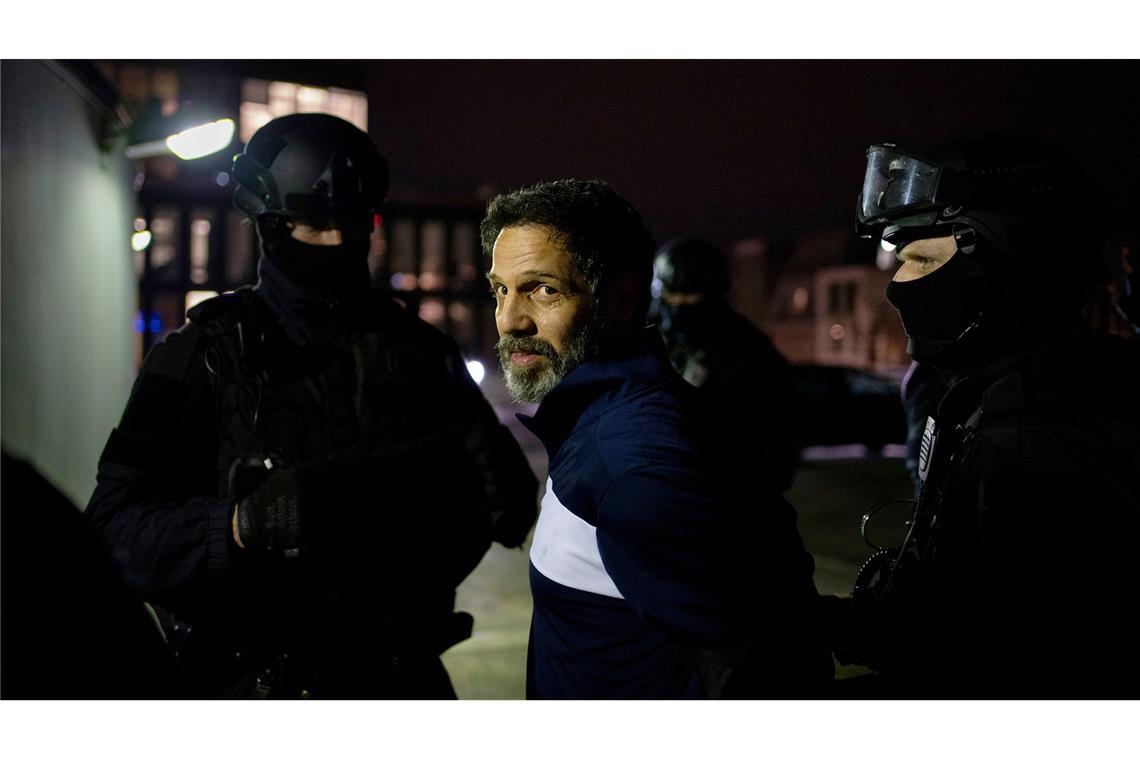 Die Spur führt zur Drogenmafia. Ihr Boss Momodou (Amer El-Erwadi) versetzt selbst gestandene Polizisten in Angst.