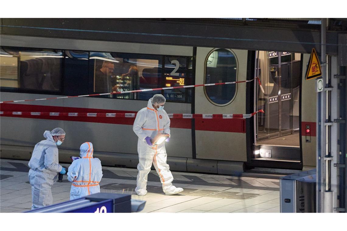 Messerangriff am Hauptbahnhof - 17 Menschen verletzt Die Spurensicherung arbeitet.