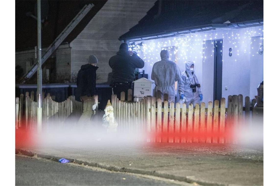 Schüsse in Haus bei Hamburg - Zwei Jungen und Vater tot Die Spurensicherung arbeitet am Tatort. In dem Haus ist es zu einer Tat mit allem Anschein nach mehreren Toten gekommen. Drei Leichen wurden aus dem Haus gebracht. Foto: Blaulicht-News/dpa