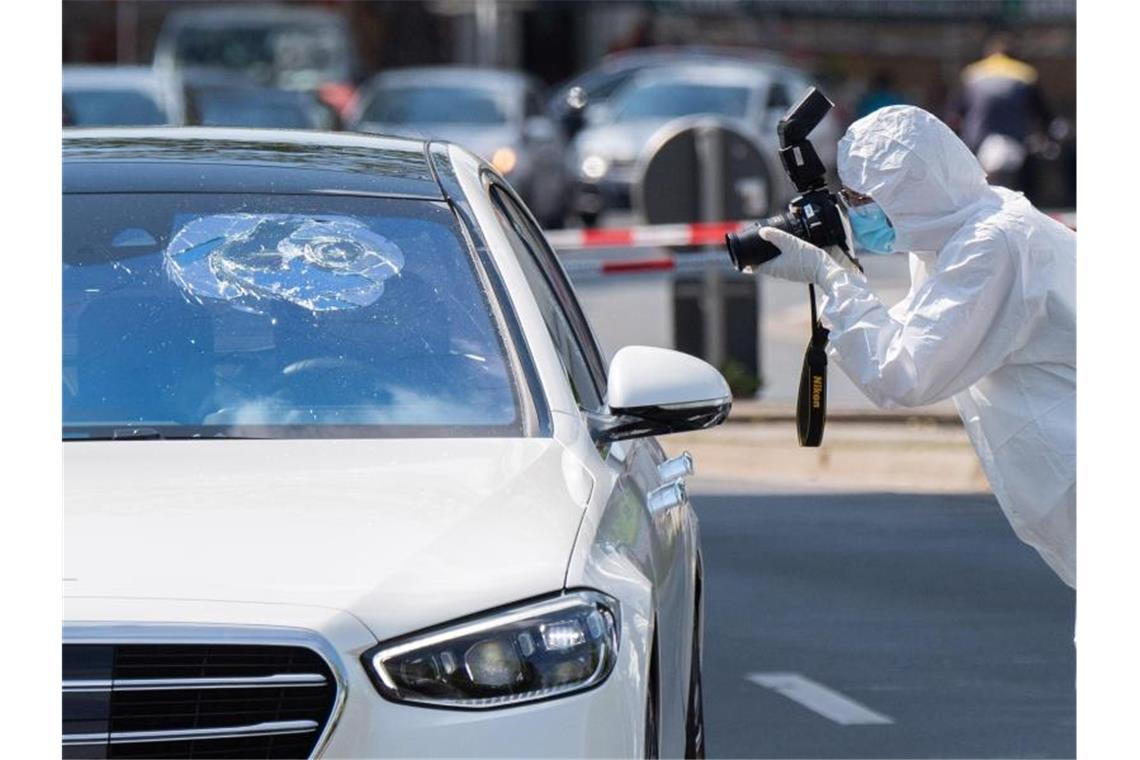 Streit um Miete mit zwei Toten Die Spurensicherung der Polizei fotografiert den beschossenen Mercedes an der Herschelstraße in Hannover. Foto: Julian Stratenschulte/dpa