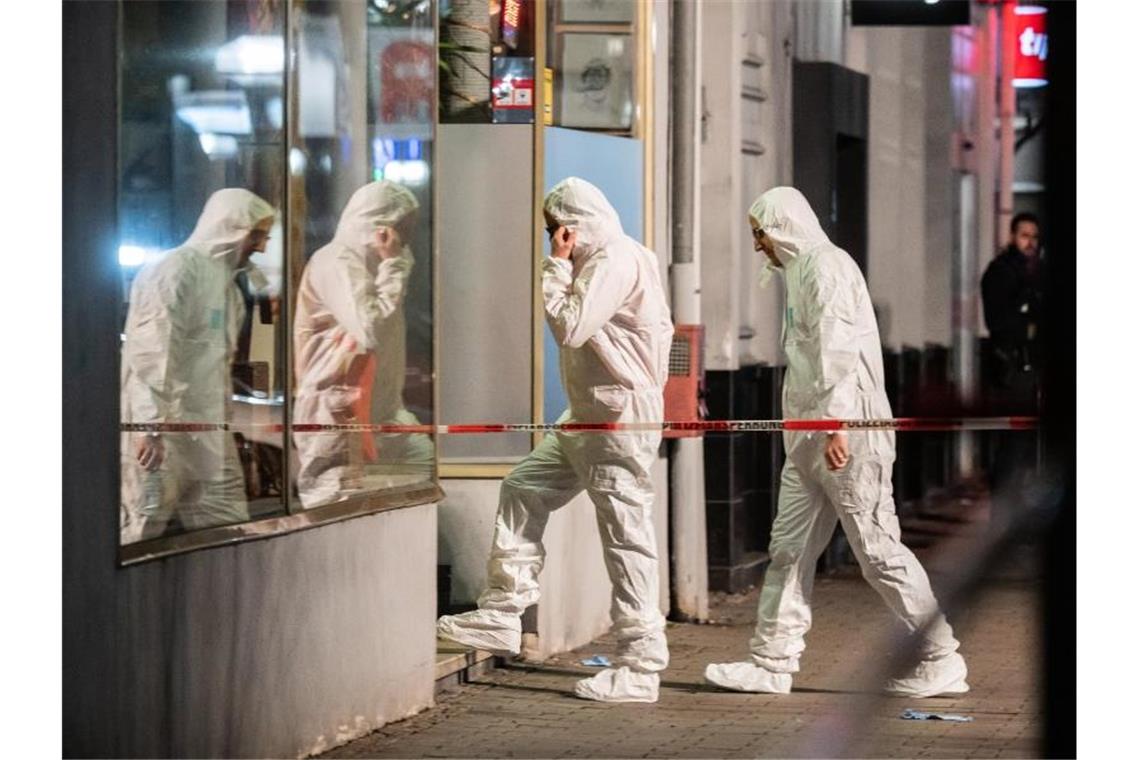 Kurz vor Tat: Ordnungsamt sprach Hanauer Todesschützen an Die Spurensicherung geht in Richtung des Tatorts am Heumarkt. Foto: Andreas Arnold/dpa