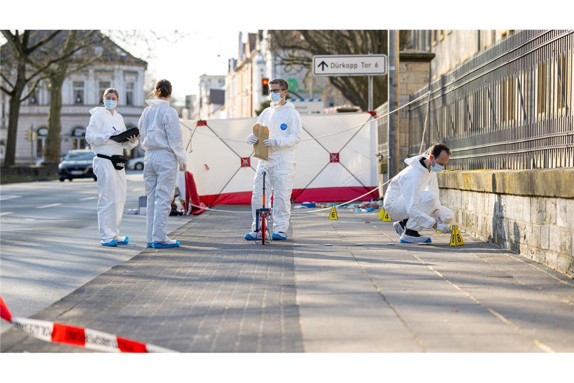 Zwei Personen mit Messer schwer verletzt - Mann festgenommen Die Spurensicherung in Bielefeld bei der Arbeit.