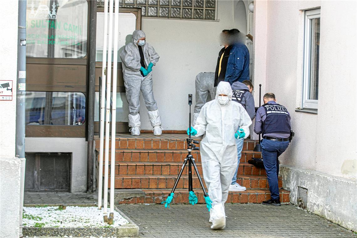 Die Spurensicherung ist am Freitagnachmittag in der Moschee im Einsatz. Foto: 7aktuell.de/Simon Adomat 