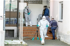 Die Spurensicherung ist am Freitagnachmittag in der Moschee im Einsatz. Foto: 7aktuell.de/Simon Adomat 