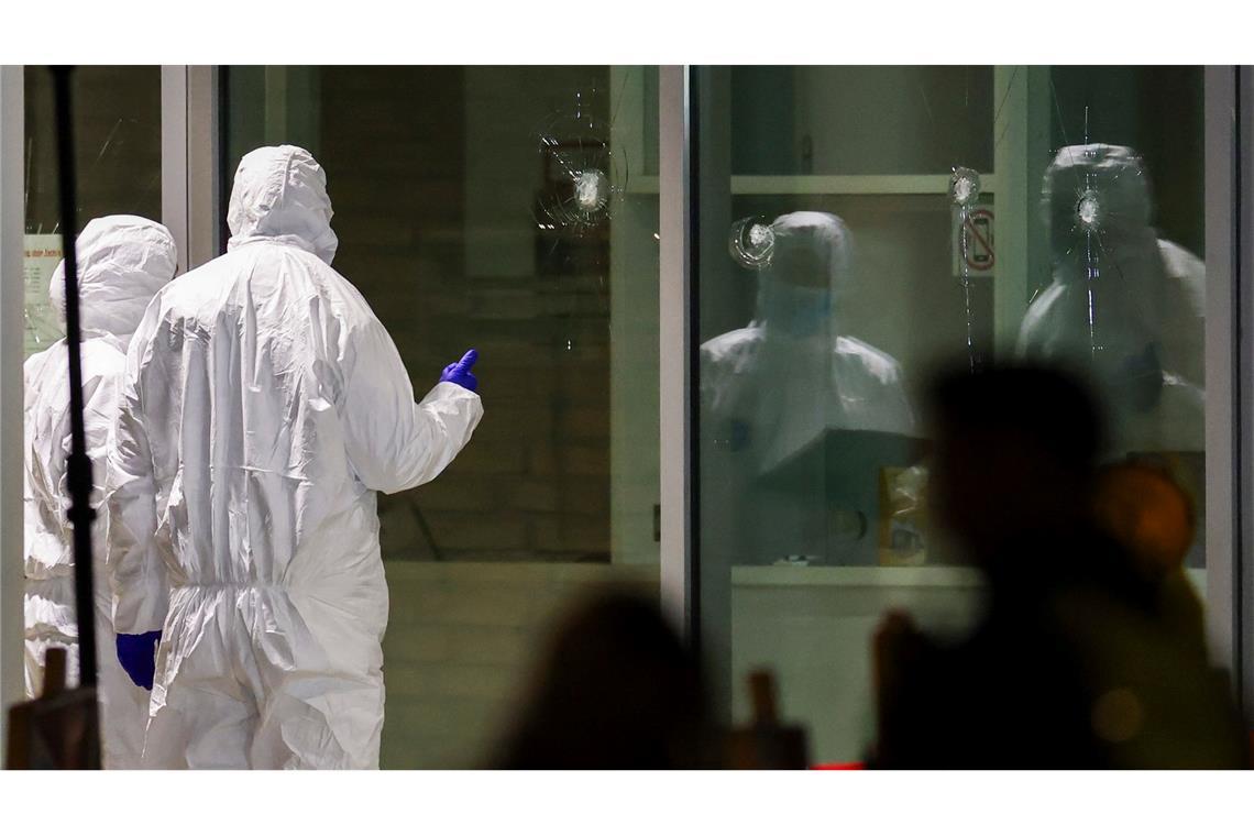 Sicherungsverwahrung für Krefelder Serien-Brandstifter Die Spurensicherung untersucht Einschusslöcher im Foyer eines großen Kinos in Krefeld: Hier hatte die Polizei den Verdächtigen niedergeschossen. (Archivbild)