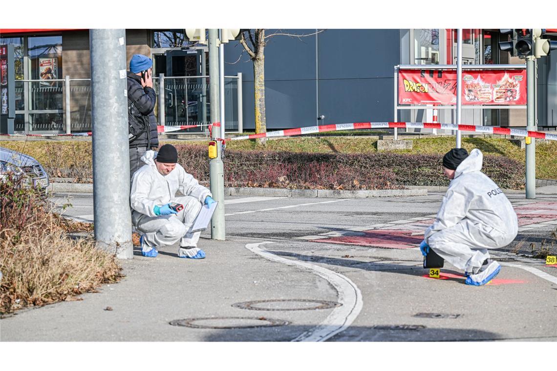 Die Spurensicherung war nach dem Messerangriff in dem Geschäft und an der Stelle, an der auf den mutmaßlichen Täter geschossen wurde, im Einsatz.
