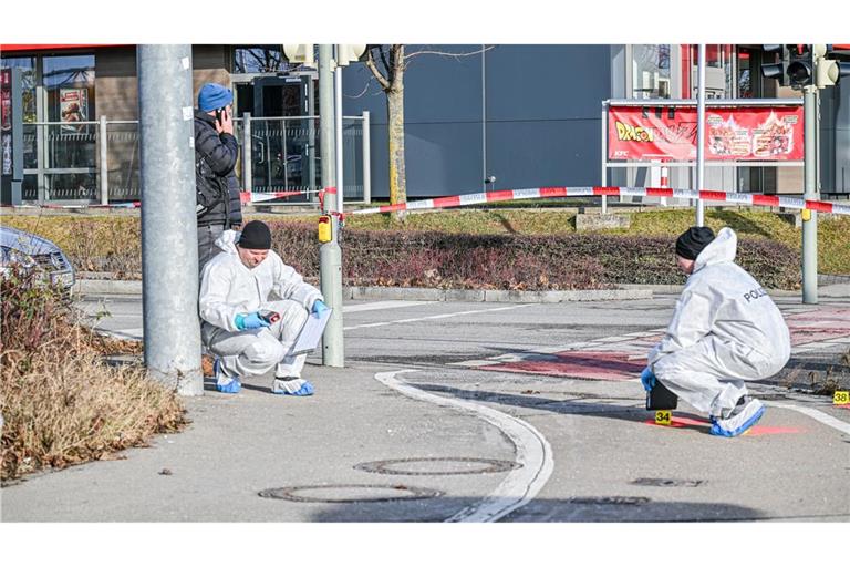 Die Spurensicherung war nach dem Messerangriff in dem Geschäft und an der Stelle, an der auf den mutmaßlichen Täter geschossen wurde, im Einsatz.