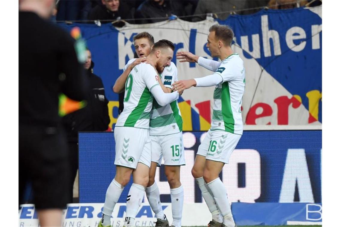 Die SpVgg Greuther Fürth feierte beim KSC einen klaren Auswärtssieg. Foto: Uli Deck/dpa