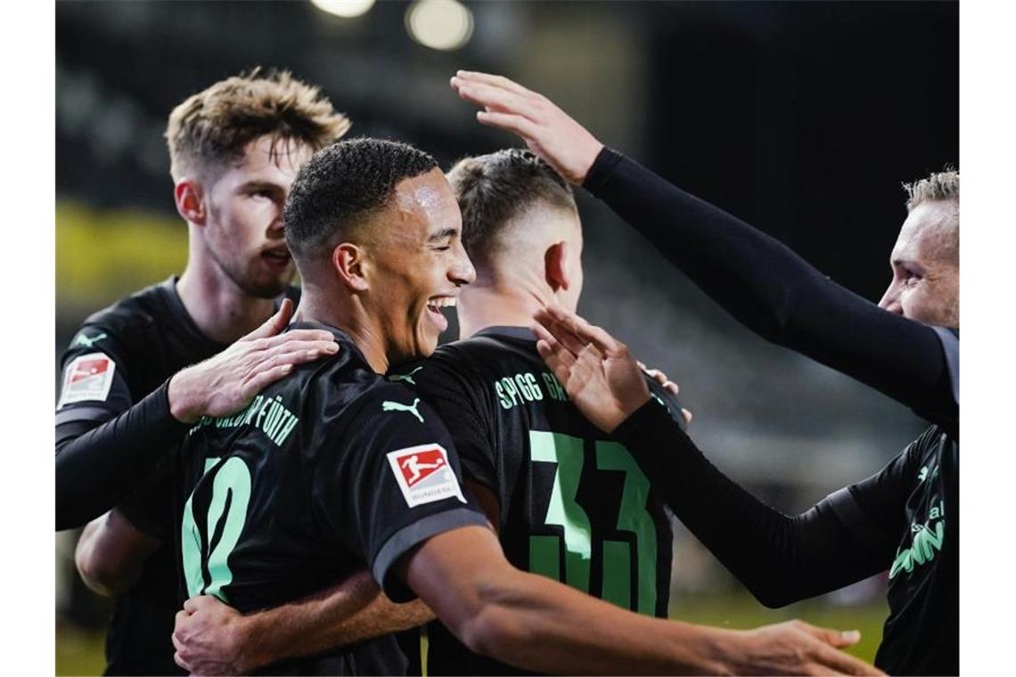 Die SpVgg Greuther Fürth übernimmt zumindest bis Samstag Platz eins in der 2. Liga. Foto: Uwe Anspach/dpa