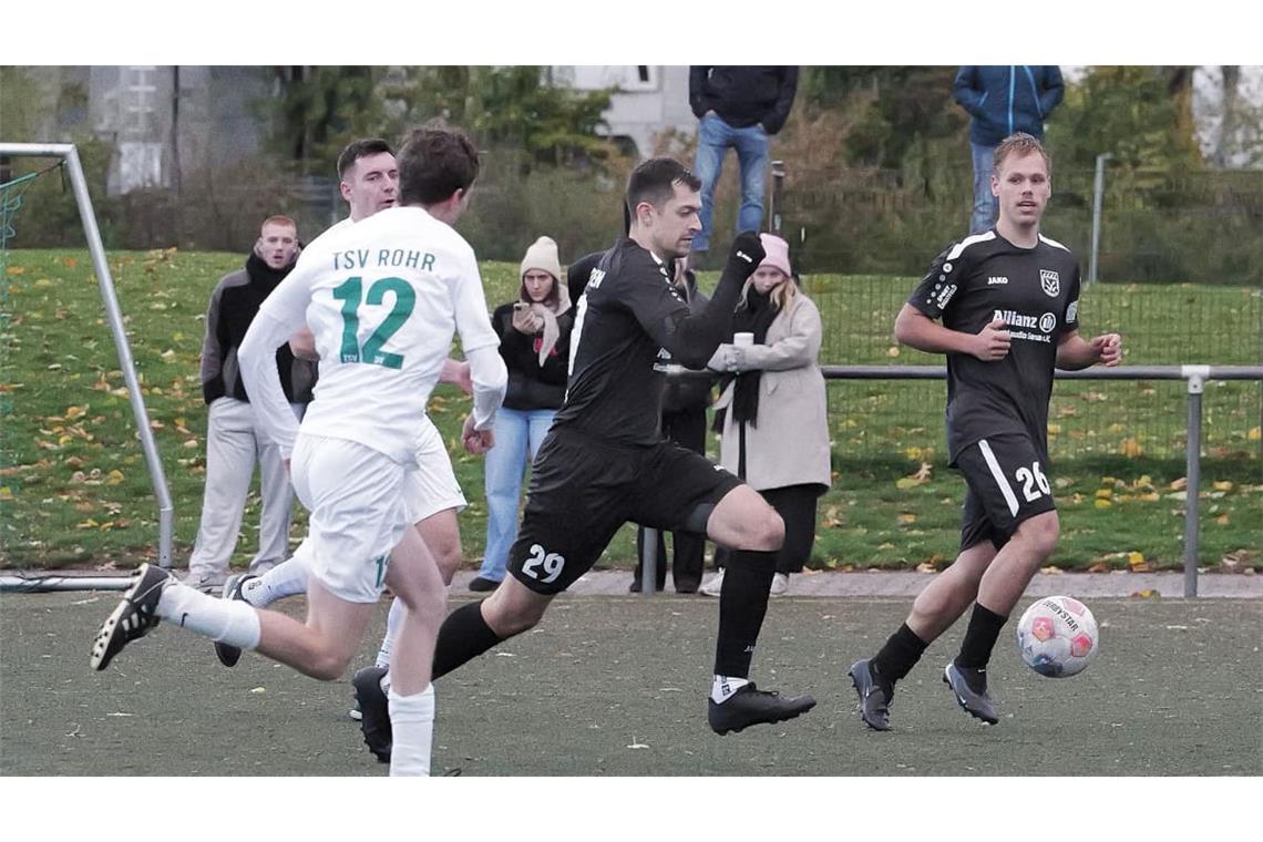 Die Spvgg Stetten hat das Spitzenspiel gewonnen. In dieser Szene im Angriff: der 2:0-Torschütze Tobias Burghardt (Mitte). Rechts dessen Teamkollege Max Quetschlich.