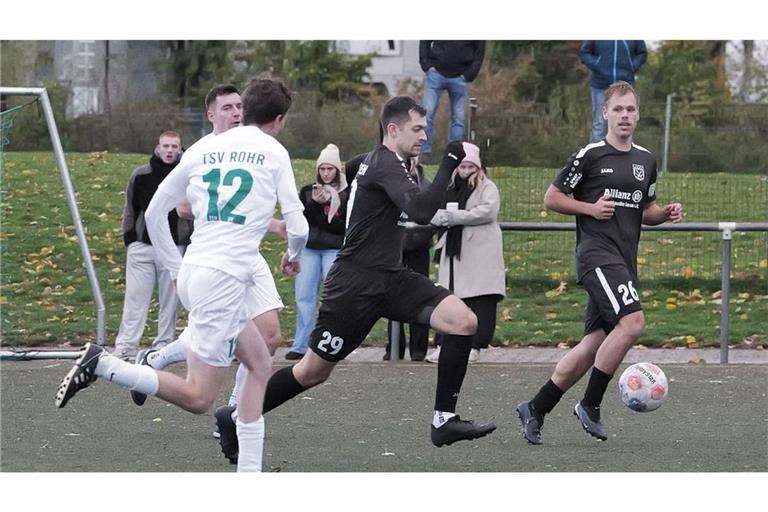 Die Spvgg Stetten hat das Spitzenspiel gewonnen. In dieser Szene im Angriff: der 2:0-Torschütze Tobias Burghardt (Mitte). Rechts dessen Teamkollege Max Quetschlich.