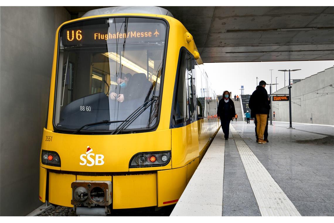 Stadt tritt bei Bus und Bahn auf die Bremse Die SSB in der Landeshauptstadt gehen auf Sparkurs: So wird es weitere Linien zum Flughafen neben der bestehenden U6 vermutlich so schnell nicht geben.
