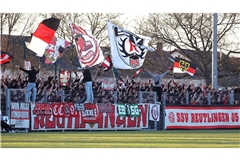 Die SSV-Fans feiern den Auswärtssieg ihres Teams in Bissingen.   

Bauman/Julia Rahn