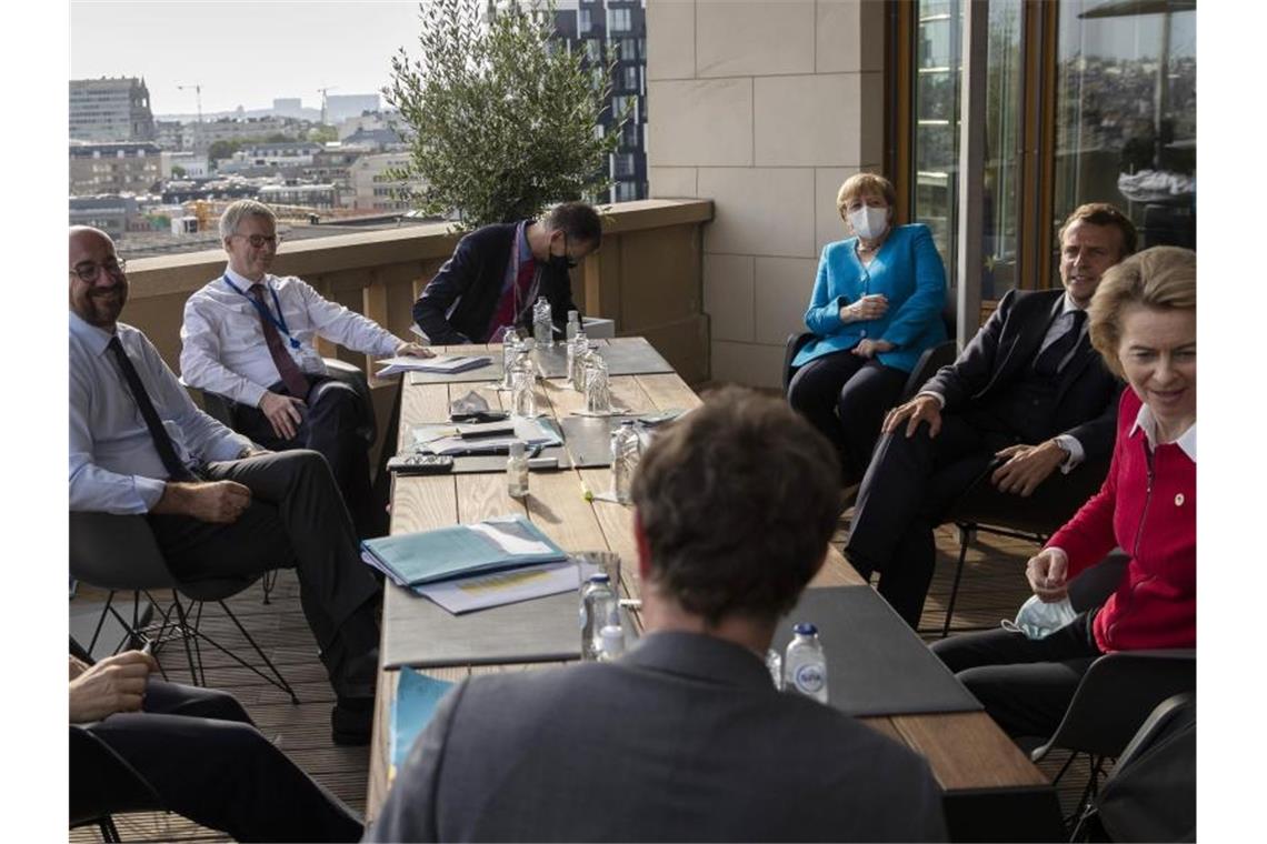 Verlängerung beim EU-Gipfel: Sonntag geht es weiter Die Staats- und Regierungschefs beraten sich zum Milliarden-Programm zur Bewältigung der Corona-Wirtschaftskrise. Foto: Francisco Seco/AP Pool/dpa