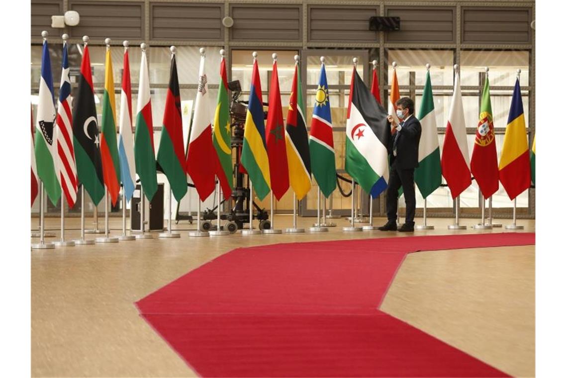 EU und Afrika demonstrieren Einheit - Trotz Impfstoff-Streit Die Staats- und Regierungschefs der EU und der Afrikanischen Union treffen sich in Brüssel zu einem zweitägigen Gipfel. Foto: Nicolas Maeterlinck/BELGA/dpa