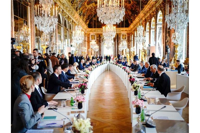 Die Staats- und Regierungschefs der Europäischen Union EU beraten bei einem informellen zweitägigen Tagung im Schloss von Versailles über den russischen Angriffskrieg. Foto: Kay Nietfeld/dpa