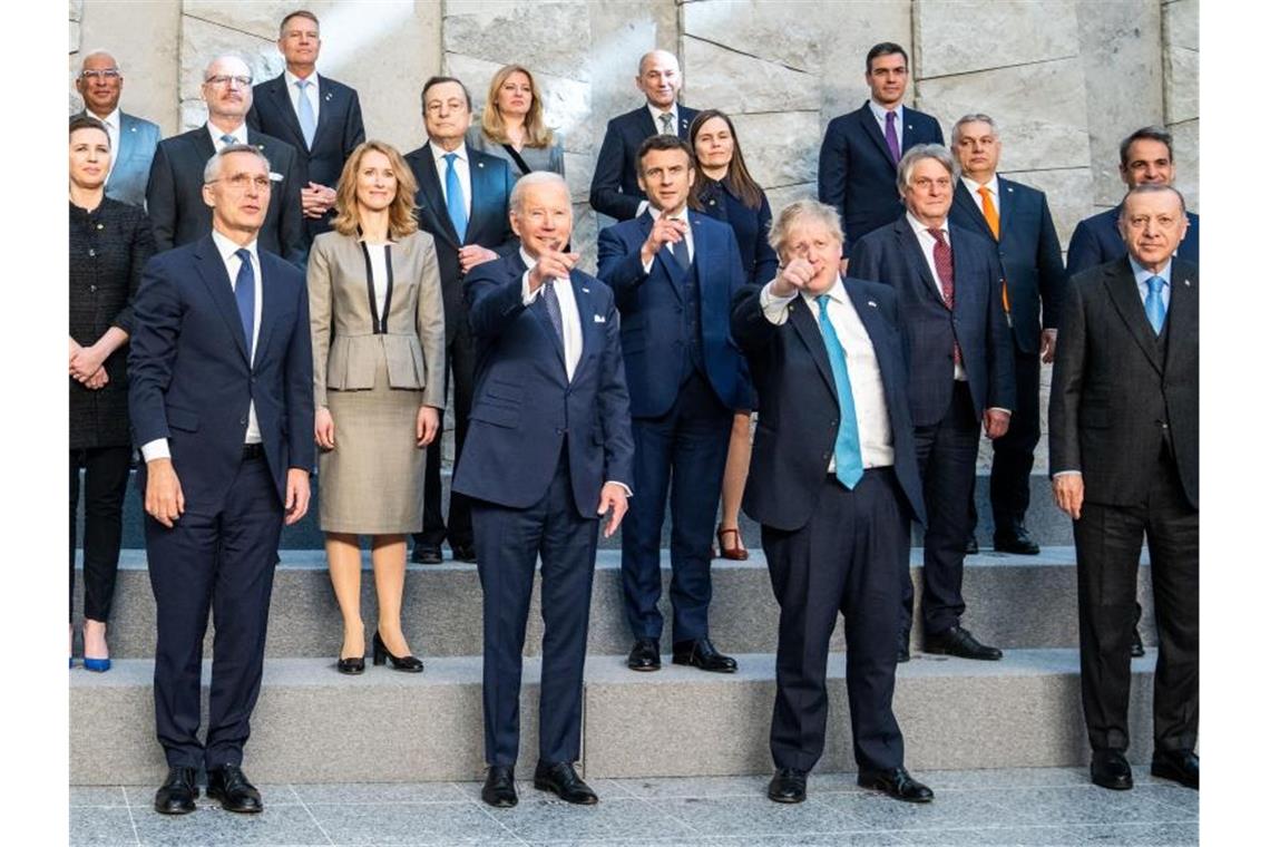 König statt Scholz: Kanzler verpasst Nato-Familienfoto Die Staats-und Regierungschefs der Nato-Staaten beim Familienfoto. Nur einer fehlt. Olaf Scholz wird von Rüdiger König, mittlere Reihe, zweiter von rechts, vertreten. Foto: Michael Kappeler/dpa