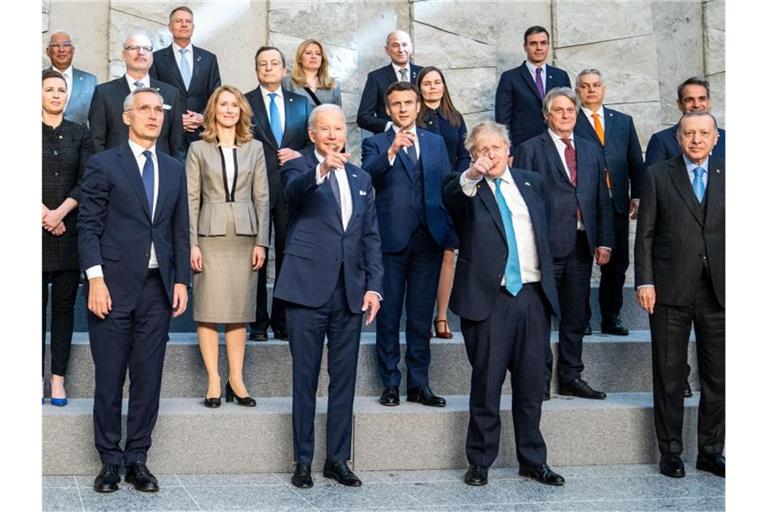 Die Staats-und Regierungschefs der Nato-Staaten beim Familienfoto. Nur einer fehlt. Olaf Scholz wird von Rüdiger König, mittlere Reihe, zweiter von rechts, vertreten. Foto: Michael Kappeler/dpa