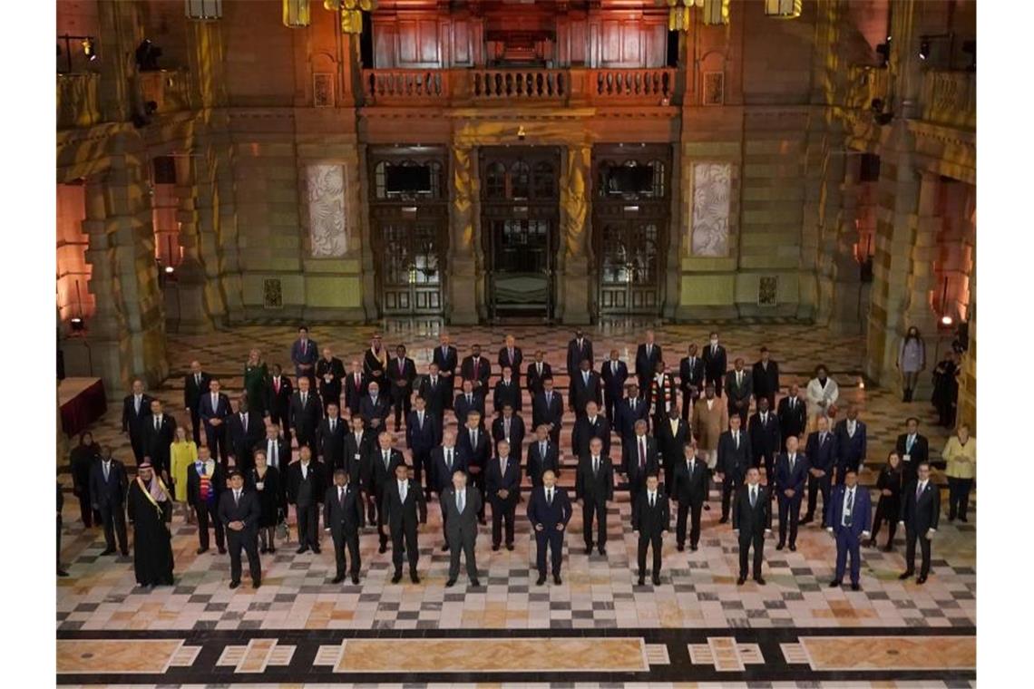 UN-Klimakonferenz: 100 Staaten wollen Waldzerstörung stoppen Die Staats- und Regierungschefs der Welt stellen sich während des Abendempfangs zur Eröffnung des UN-Klimagipfels COP26 für ein Gruppenfoto auf. Foto: Alberto Pezzali/AP pool/dpa