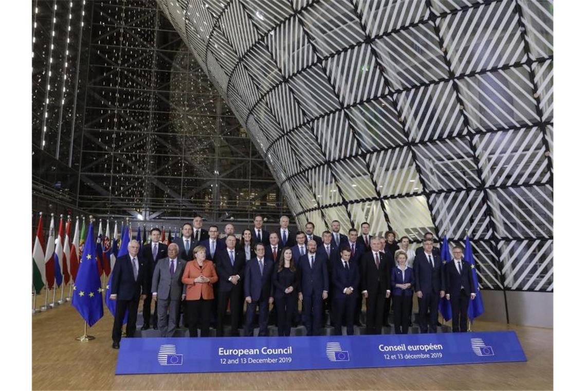 EU-Gipfel berät Brexit und Eurozonen-Reform Die Staats- und Regierungschefs stehen während des EU-Gipfels für ein Foto zusammen. Foto: Thierry Roge/BELGA/dpa
