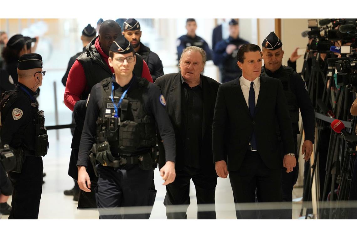 Staatsanwaltschaft fordert Bewährungsstrafe für Depardieu Die Staatsanwaltschaft fordert eine Bewährungsstrafe für Depardieu.