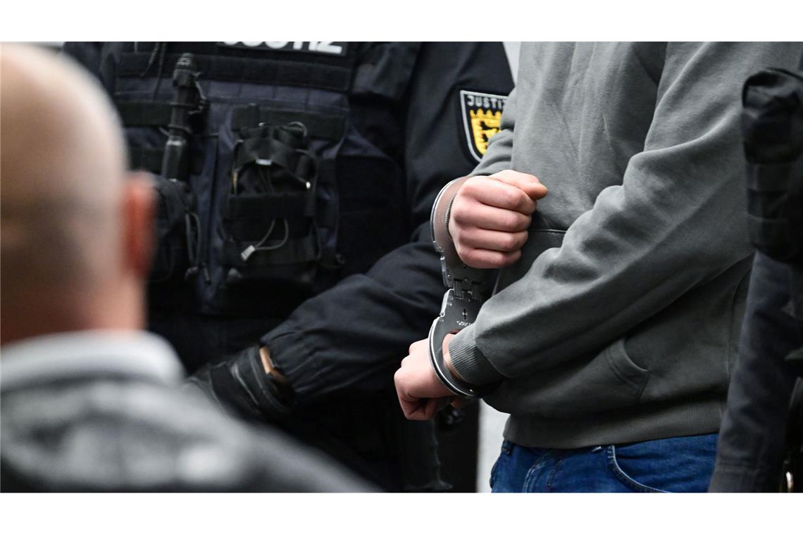 Die Staatsanwaltschaft fordert lebenslange Haft für den jüngeren Bruder - wegen Mordes und illegalen Autorennens mit Todesfolge.