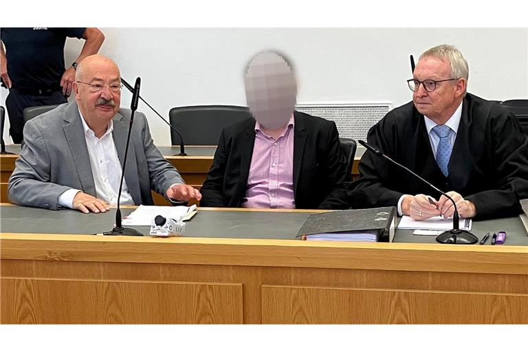 Die Staatsanwaltschaft legt dem Angeklagten versuchten heimtückischen Mord, gefährliche Körperverletzung sowie einen Verstoß gegen das Waffengesetz zur Last.