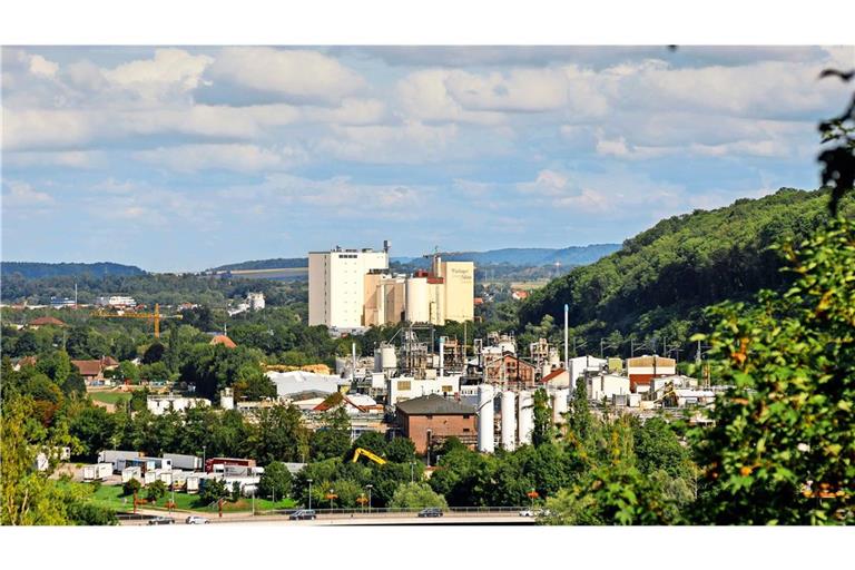 Die Staatsanwaltschaft Stuttgart hat wegen der Treibhausgas-Emissionen <a href="inhalt.treibhausgasleck-bei-solvay-nabu-notfalls-der-firma-die-genehmigung-entziehen.89b3acdb-7e82-482f-8ae9-2b5ee28164c4.html" target="_blank">beim Chemiekonzern Solvay</a> Ermittlungen  aufgenommen.