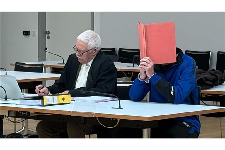 Die Staatsanwaltschaft wirft dem Angeklagten (rechts) Mord im Zustand der Schuldunfähigkeit vor.