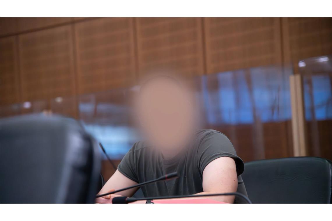 Die Staatsanwaltschaft wirft einem ehemaligen Bundespolizisten vor, im Mai 2024 seine Freundin in Weilrod mit seiner Dienstpistole erschossen zu haben.