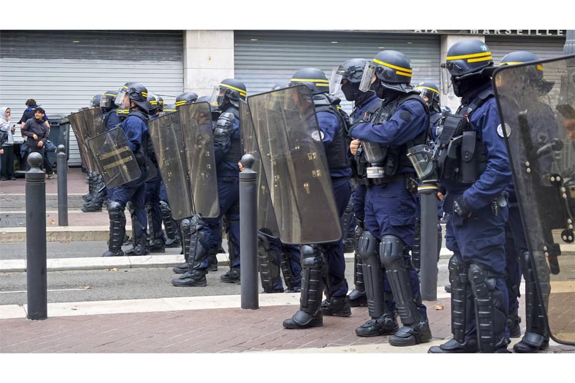 Die "Staatsmacht" demonstriert in Marseille Stärke.