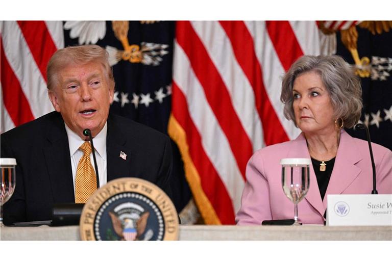 Die Stabschefin im Weißen Haus, Susie Wiles, neben Präsident Donald Trump. (Archivbild)