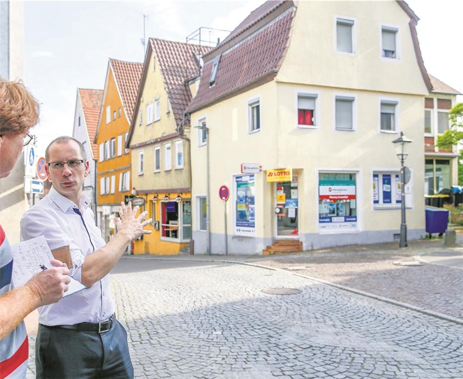 Der Kampf gegen Leerstände in Backnang Die Stadt hat laut Ralf Binder (rechts) die Gebäude in der unteren Marktstraße – ab Wassergasse bis Parkplatz Burgel – erworben und prüft nun weitere Schritte. Foto: A. Becher