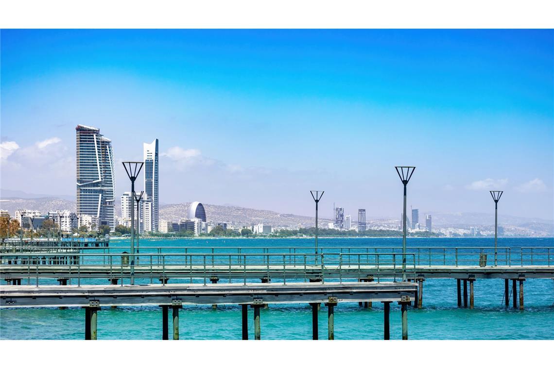 Reisewarnung für Zypern? Was die „Eilmeldung“ bedeutet Die Stadt Limassol auf Zypern: Das Auswärtige Amt hat seine Hinweise für Reisende, die auf die Insel wollen, aktualisiert.