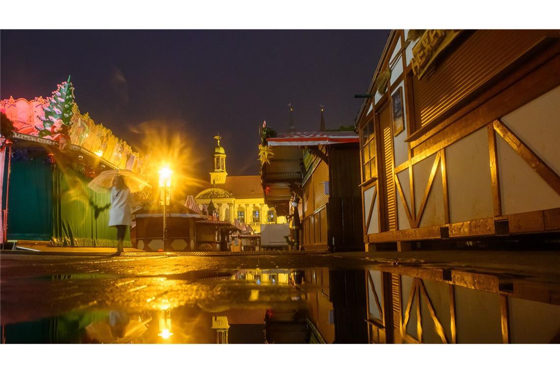 Die Stadt Magdeburg will bei den Sicherheitsmaßnahmen für den diesjährigen Weihnachtsmarkt so nachschärfen, dass er stattfinden kann (Archivbild).