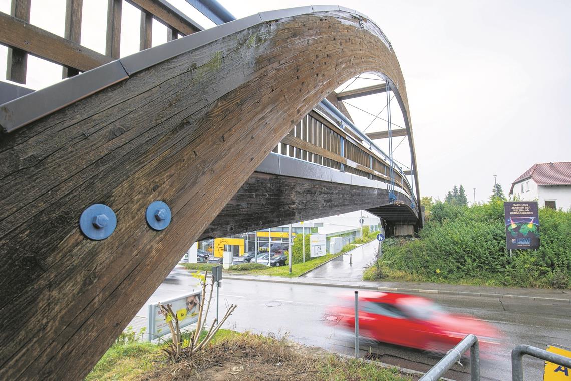 Verschuldung steigt auf 26 Millionen Euro Die Stadt muss ein Riesenpaket an Pflichtaufgaben erfüllen, zum Teil auch solche, an die man im ersten Moment gar nicht denkt. So muss nächstes Jahr die Fußgängerbrücke über die Stuttgarter Straße (Foto) für 540000 Euro erneuert werden. Ins Kontor schlagen aber auch die Sanierungen der Fußgängerbrücken zum Bahnhof-Parkhaus (890000 Euro) oder zum Parkhaus Biegel (900000 Euro). Foto: A. Becher